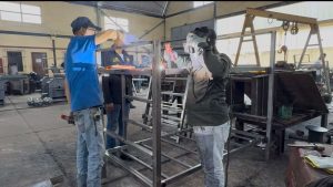 Familia de Guayana fabrica literas y camas para afectados del terremoto 