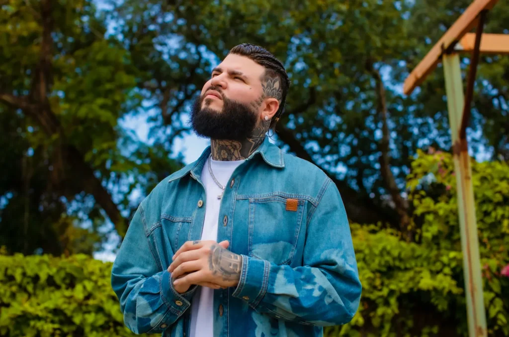 Farruko se aleja de la iglesia y revela el motivo detrás de su decisión espiritual