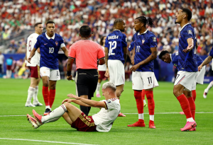 'Lo sentaban en la mesa de Zidane y Platini y no está ni en la cocina'