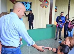 Héctor Rodríguez recorrió el campamento transitorio Cein Paula María Nieves en Caracas