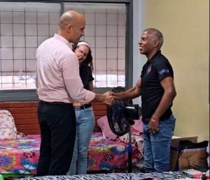 Héctor Rodríguez recorrió el campamento transitorio en el Liceo José Ávalos en El Valle
