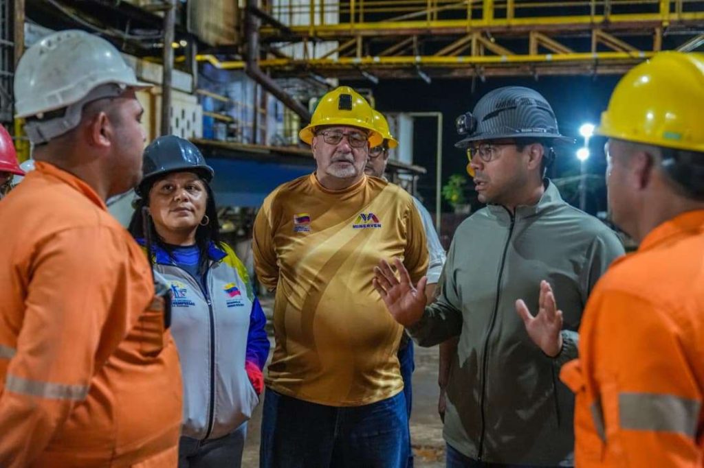Héctor Silva supervisa avances en la Planta Revemin de Minerven