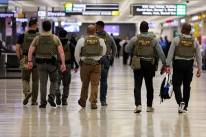 ICE implementa redadas encubiertas para deportar extranjeros de EEUU