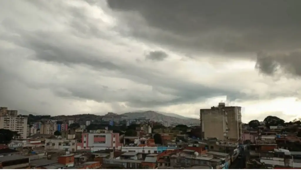 Lluvias con descargas eléctricas azotarán a estos estados por la Onda Tropical 24