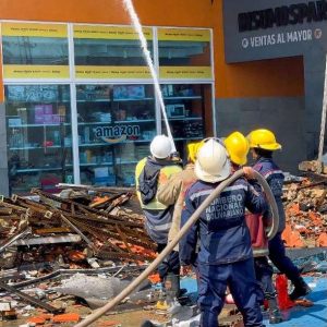 Incendio consumió 3 locales comerciales en la avenida Bolívar de Porlamar