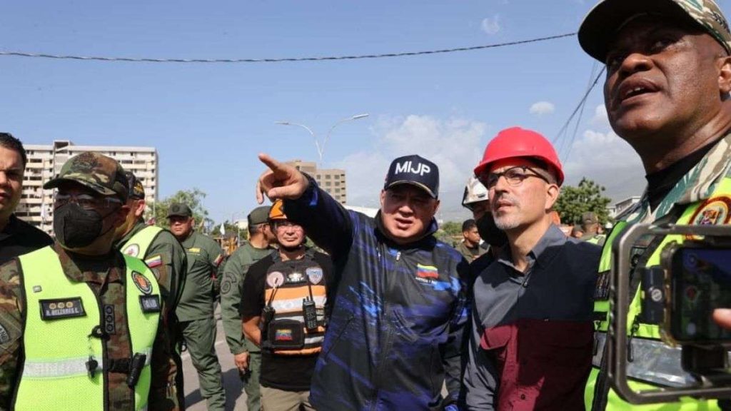 Inicia proceso de demolición de edificaciones declaradas en riesgo en La Guaira