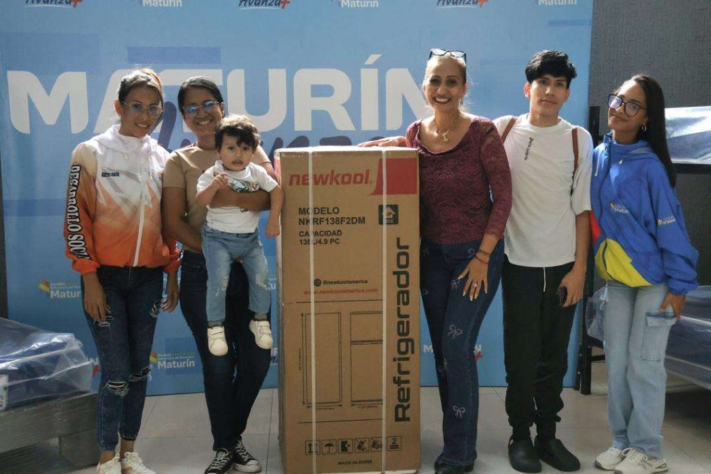Maturín entrega dotación de enseres a damnificados de La Guaira