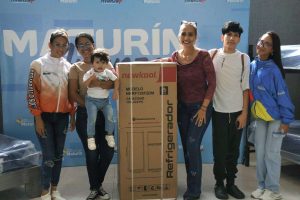 Maturín entrega dotación de enseres a damnificados de La Guaira