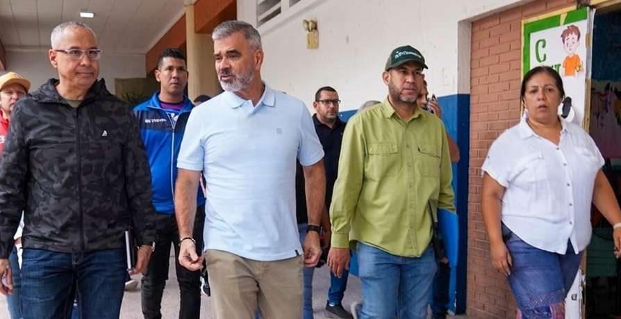 Ministro Padrino López inspecciona refugio del Liceo Andrés Bello