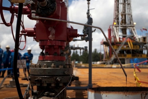 Compañías petroleras firman acuerdos en Venezuela, pero siguen las demoras para iniciar los proyectos