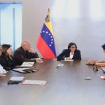 Presidenta (E) evalúa planes de desarrollo urbano sostenible con experto internacional