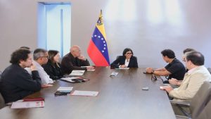 Presidenta (E) evalúa planes de desarrollo urbano sostenible con experto internacional