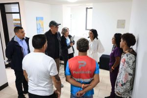 Presidenta (e) entrega nuevas viviendas a familias víctimas del doblete sísmico