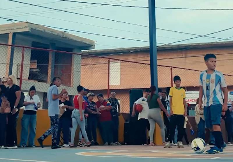 Recuperan dos canchas deportivas para el esparcimiento de los marabinos