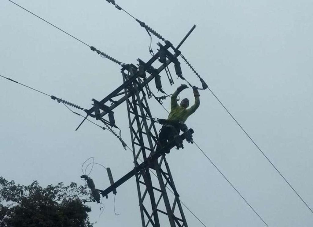 Restablecen servicio eléctrico en Ocumare de la Costa tras avería