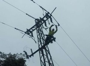 Restablecen servicio eléctrico en Ocumare de la Costa tras avería