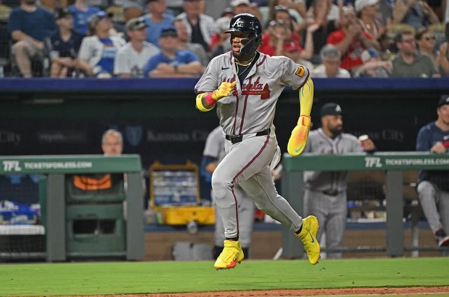 El gesto de Ronald Acuña jr. con una joven promesa del béisbol que sobrevivió a los terremotos en La Guaira
