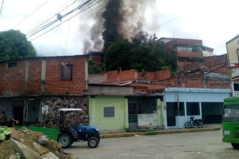 Sofocan incendio de dos viviendas en Guatire