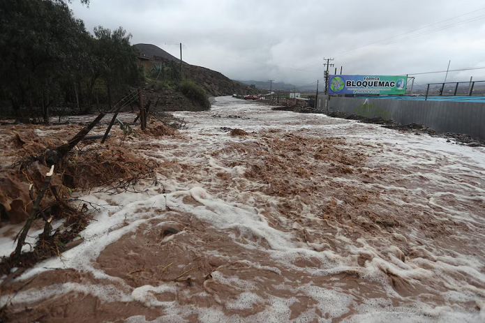 las autoridades decretaron alerta roja y suspendieron clases en Valparaíso