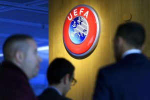 Uefa fustiga a la Fifa al acusarla de utilizar el fútbol “para enriquecerse”