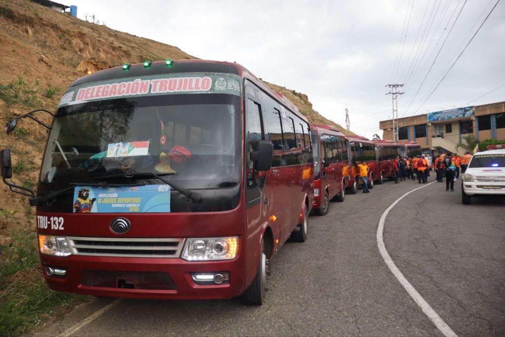 Un tercer contingente con 150 rescatistas salió de Trujillo a La Guaira