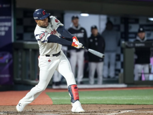 Víctor Reyes se voló la barda ante Leones de Samsung en Corea