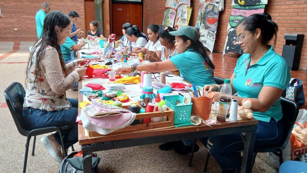 Yaracuyanos elaboran juguetes para niños afectados por terremotos