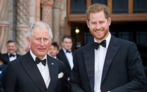 Príncipe Harry revela que el rey Carlos III se encuentra “muy bien” en una rara actualización familiar