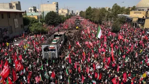 Dolientes abarrotan procesión fúnebre en Teherán por líder supremo irán, el ayatolá Alí Jamenei