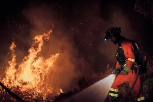 85.000 los evacuados y confinados en los incendios de Madrid y Ávila