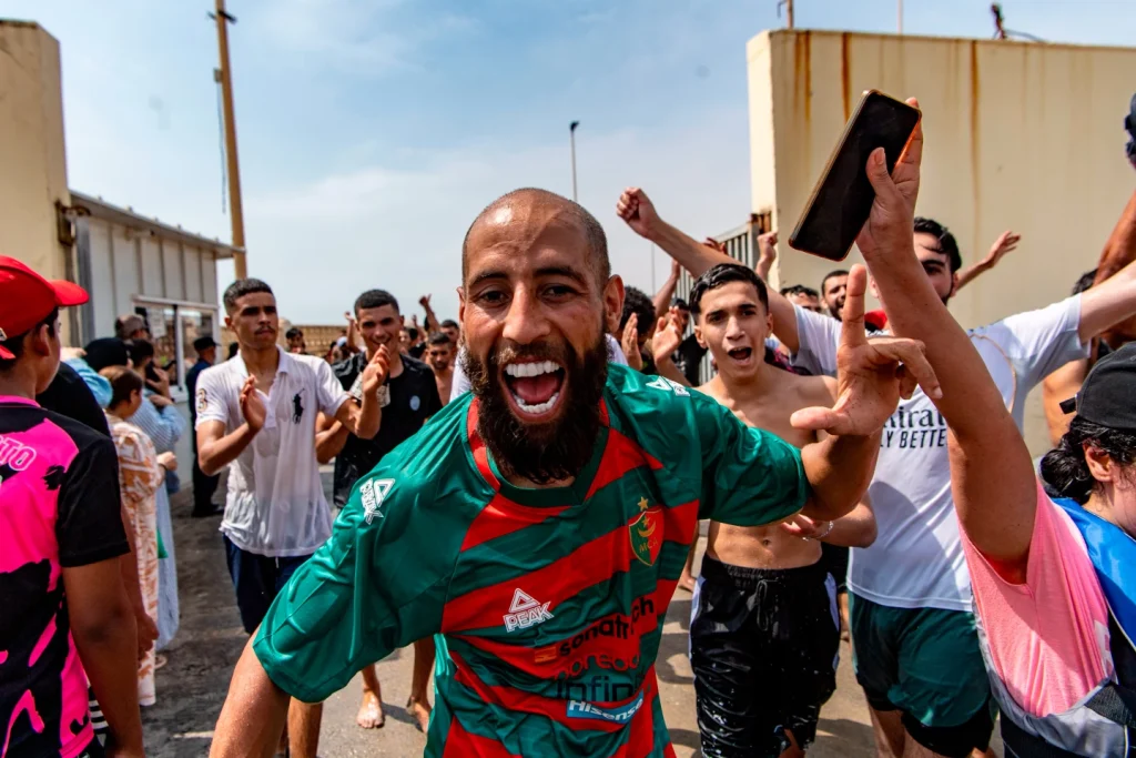 "No se pueden dar cifras exactas, es imposible, hay miles cruzando", caos absoluto en la frontera entre Marruecos y Ceuta