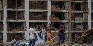 Comerciantes en La Guaira reabren entre la tragedia del terremoto para salvar sus negocios: 'Ya veremos qué pasará'