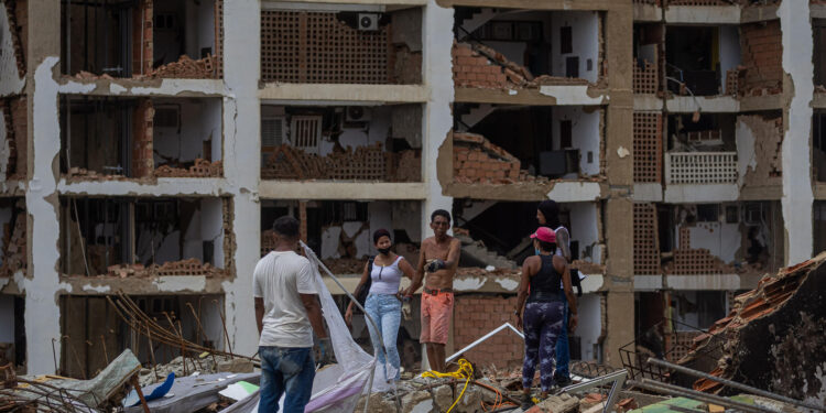 Comerciantes en La Guaira reabren entre la tragedia del terremoto para salvar sus negocios: 'Ya veremos qué pasará'