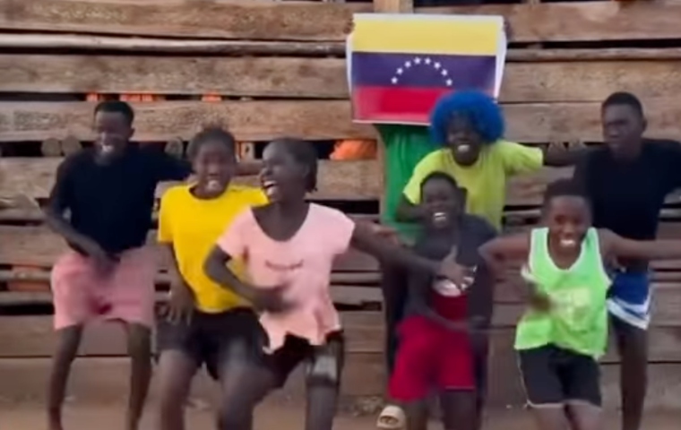 Niños de Uganda rinden emotivo tributo a Venezuela con “Viva Venezuela, mi patria querida”
