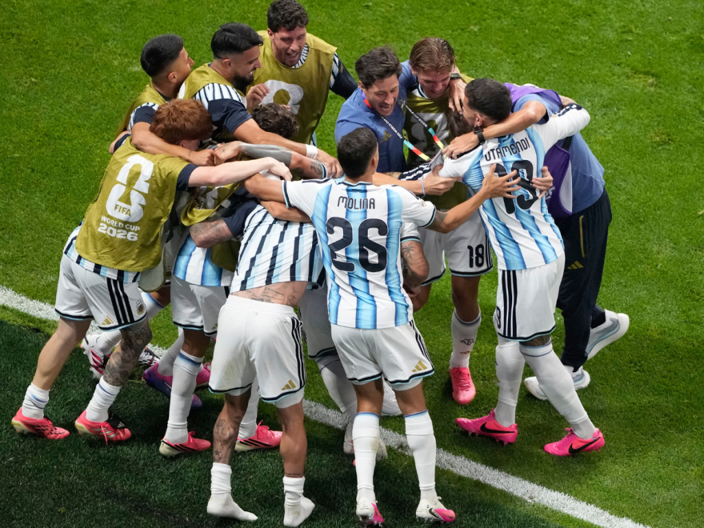 ¡Remontada de campeón! Argentina triunfa y avanza a cuartos