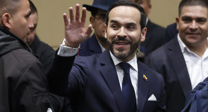 Abelardo De La Espriella asumió la Presidencia en medio de una polarización