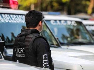 Asesinó a su mamá y la colgó para simular suicidio