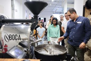 Delcy Rodríguez visita un emprendimiento en Caracas para potenciar la producción de café venezolano