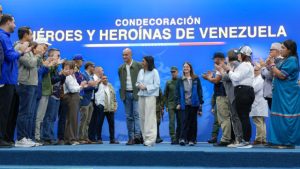 Presidenta Rodríguez entrega medalla «Héroes y Heroínas de Venezuela» a servidores públicos que que participaron en la atención a las víctimas del doble terremoto del 24 de junio