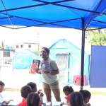 La historia de una maestra con cáncer que creó una escuelita para niños damnificados en La Guaira