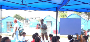 La historia de una maestra con cáncer que creó una escuelita para niños damnificados en La Guaira