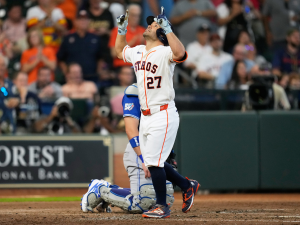 José Altuve la saca pero los Astros caen ante Azulejos