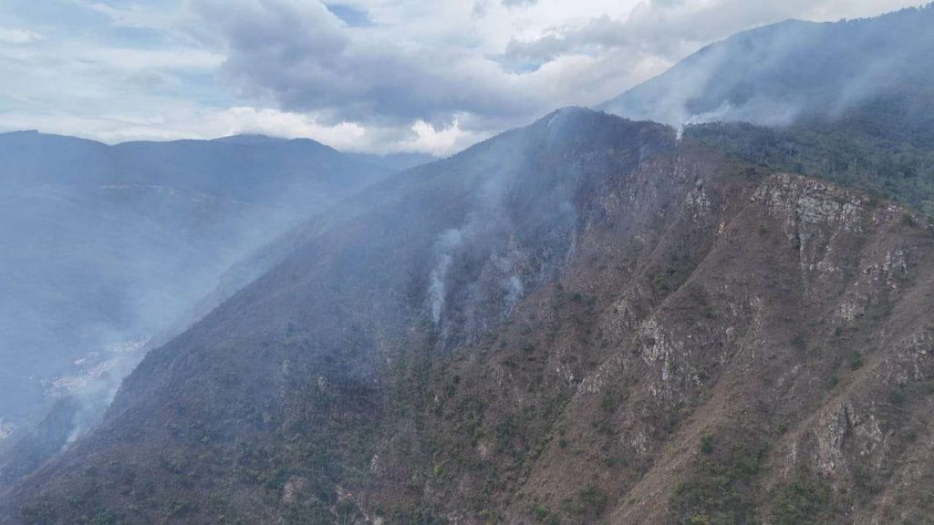 Más de 100 efectivos combaten incendio forestal en Trujillo capital