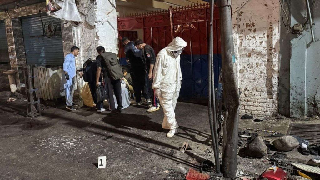 Mueren 14 personas en atentado contra comisaría en Pakistán