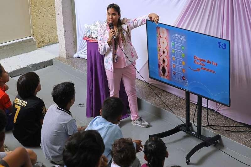 Niñas y niños de refugio en Caracas reciben capacitación sobre salud bucal