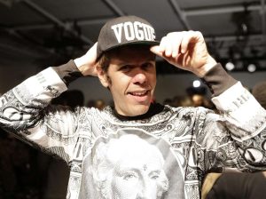 Perez Hilton transmite un directo autolesionándose