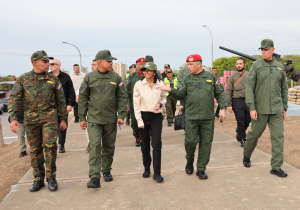 Presidenta (E) inspecciona Escuela Naval en La Guaira