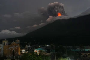 Autoridades guatemaltecas en alerta por actividad del Volcán de Fuego
