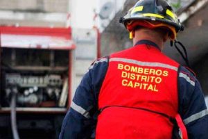 Voraz incendio consume galpones en El Llanito