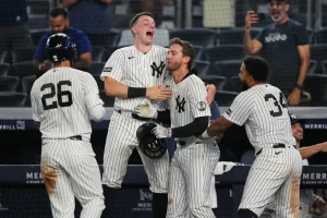 Yankees remontan con 2 outs en la 9na y superan 3-2 a Bravos en 10 innings tras larga lluvia